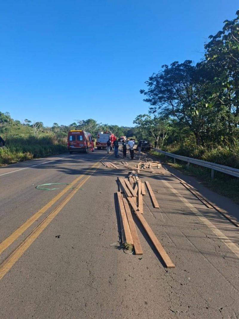 Três pessoas morreram após carreta carregada com madeira tombar sobre caminhonete nesta manhã na BR 364, em RO Três pessoas morreram após carreta carregada com madeira tombar sobre caminhonete nesta manhã na BR 364, em RO