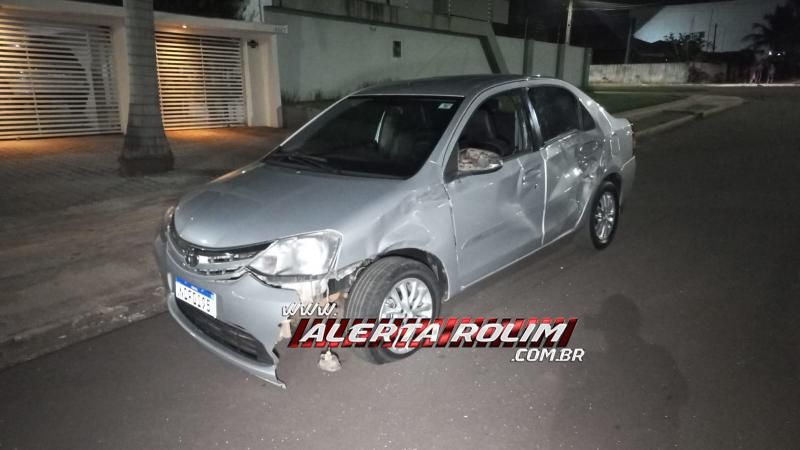 Acidente entre carro e moto deixou mulher ferida em Rolim de Moura Acidente entre carro e moto deixou mulher ferida em Rolim de Moura