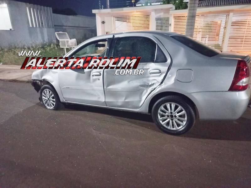 Acidente entre carro e moto deixou mulher ferida em Rolim de Moura Acidente entre carro e moto deixou mulher ferida em Rolim de Moura