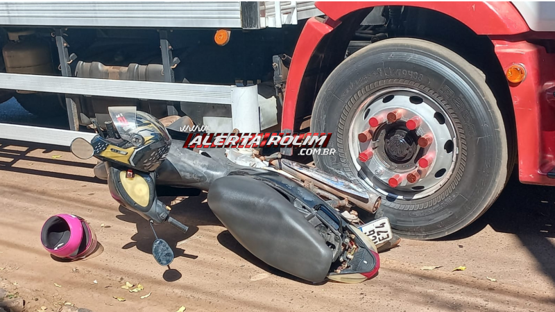 Caminhão colide com moto estacionada no centro de Rolim de Moura Caminhão colide com moto estacionada no centro de Rolim de Moura