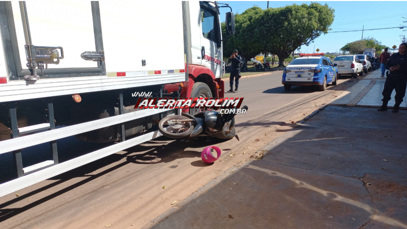 Caminhão colide com moto estacionada no centro de Rolim de Moura Caminhão colide com moto estacionada no centro de Rolim de Moura