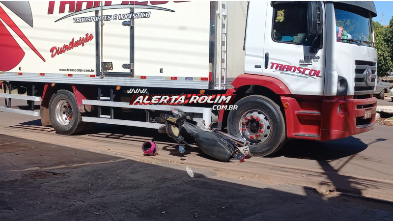 Caminhão colide com moto estacionada no centro de Rolim de Moura Caminhão colide com moto estacionada no centro de Rolim de Moura
