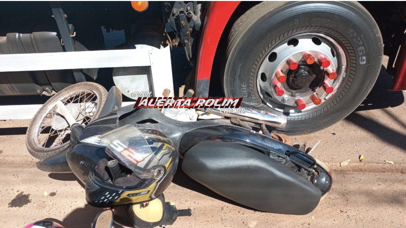 Caminhão colide com moto estacionada no centro de Rolim de Moura Caminhão colide com moto estacionada no centro de Rolim de Moura