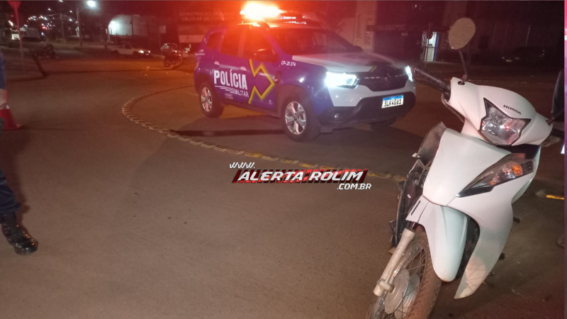 Condutora de moto ficou ferida após colisão com carro em rotatória de Rolim de Moura Condutora de moto ficou ferida após colisão com carro em rotatória de Rolim de Moura