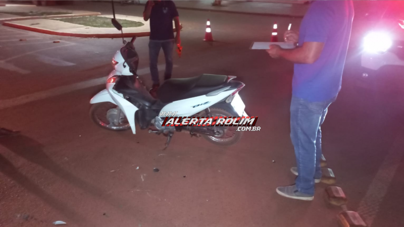 Condutora de moto ficou ferida após colisão com carro em rotatória de Rolim de Moura Condutora de moto ficou ferida após colisão com carro em rotatória de Rolim de Moura