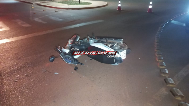 Condutora de moto ficou ferida após colisão com carro em rotatória de Rolim de Moura Condutora de moto ficou ferida após colisão com carro em rotatória de Rolim de Moura