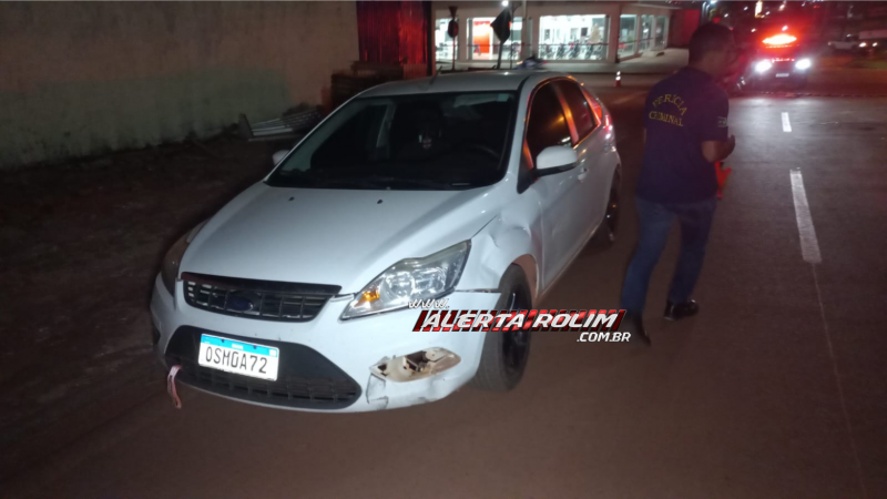Condutora de moto ficou ferida após colisão com carro em rotatória de Rolim de Moura Condutora de moto ficou ferida após colisão com carro em rotatória de Rolim de Moura