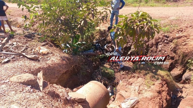 Criança fraturou uma das pernas em acidente envolvendo duas motos em Rolim de Moura Criança fraturou uma das pernas em acidente envolvendo duas motos em Rolim de Moura