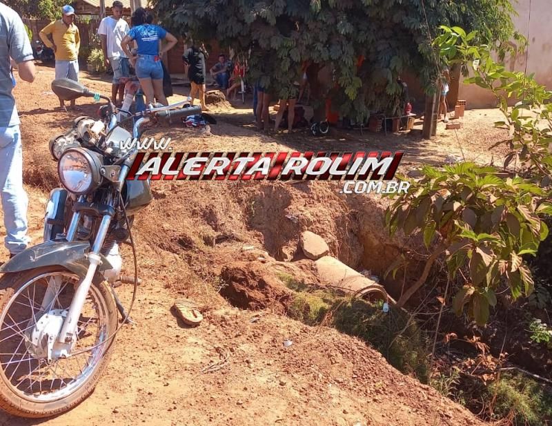 Criança fraturou uma das pernas em acidente envolvendo duas motos em Rolim de Moura Criança fraturou uma das pernas em acidente envolvendo duas motos em Rolim de Moura
