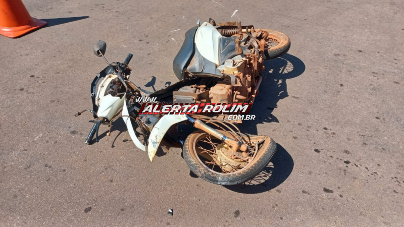 Grave acidente entre caminhonete e motocicleta deixa mulher ferida em Rolim de Moura Grave acidente entre caminhonete e motocicleta deixa mulher ferida em Rolim de Moura