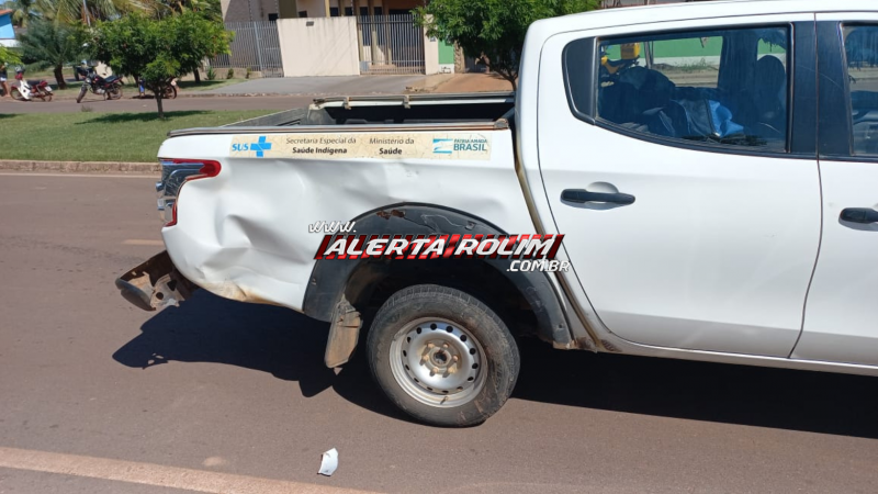 Grave acidente entre caminhonete e motocicleta deixa mulher ferida em Rolim de Moura Grave acidente entre caminhonete e motocicleta deixa mulher ferida em Rolim de Moura