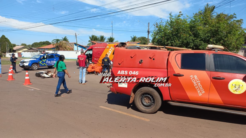 Grave acidente entre caminhonete e motocicleta deixa mulher ferida em Rolim de Moura Grave acidente entre caminhonete e motocicleta deixa mulher ferida em Rolim de Moura