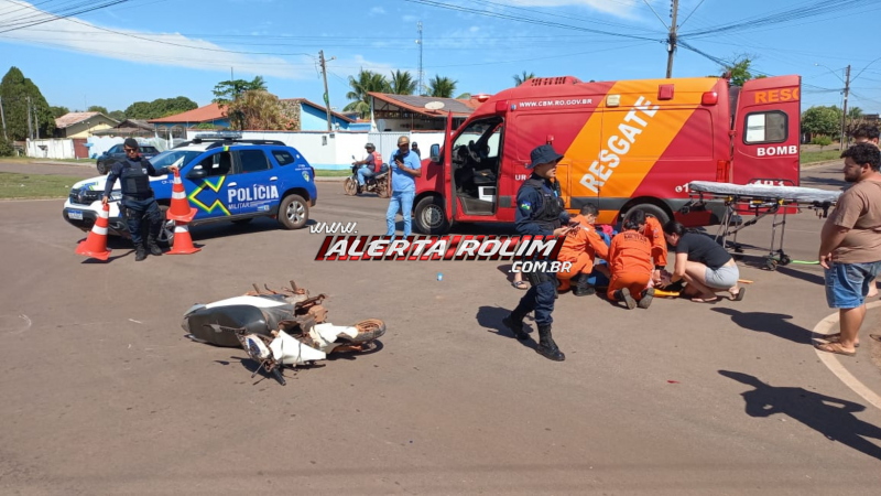 Grave acidente entre caminhonete e motocicleta deixa mulher ferida em Rolim de Moura Grave acidente entre caminhonete e motocicleta deixa mulher ferida em Rolim de Moura
