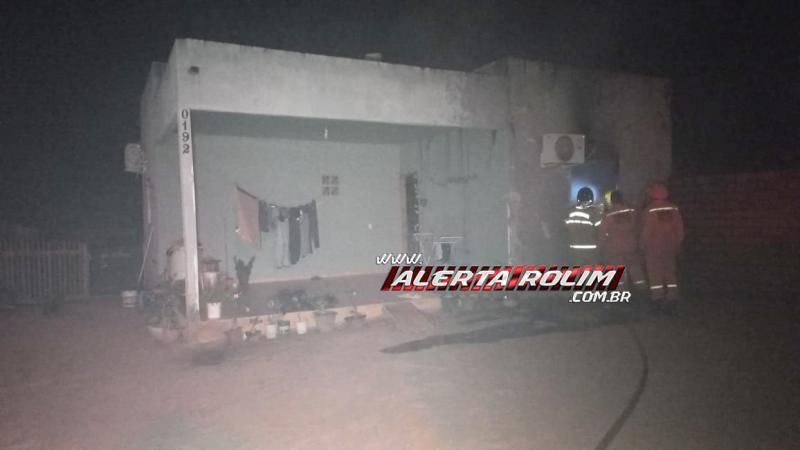 Incêndio atingiu residência no bairro Cidade Alta na noite desta terça-feira, em Rolim de Moura Incêndio atingiu residência no bairro Cidade Alta na noite desta terça-feira, em Rolim de Moura