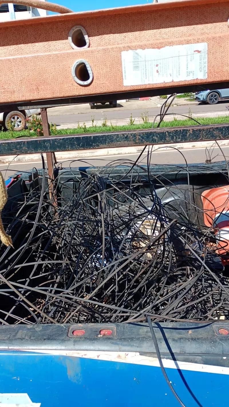 Prefeitura acompanha início do serviço de retirada de fios inutilizados dos postes em Rolim de Moura Prefeitura acompanha início do serviço de retirada de fios inutilizados dos postes em Rolim de Moura