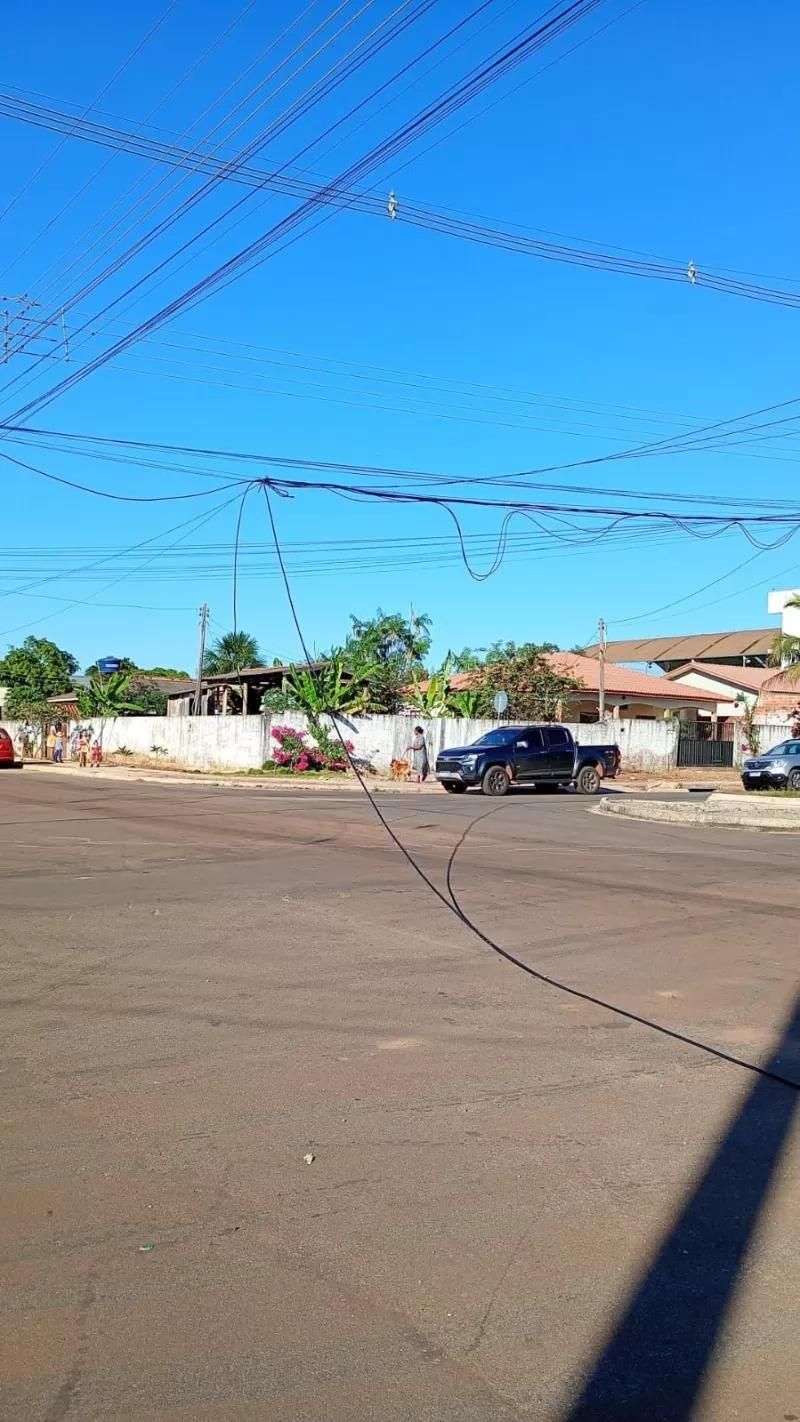 Prefeitura acompanha início do serviço de retirada de fios inutilizados dos postes em Rolim de Moura Prefeitura acompanha início do serviço de retirada de fios inutilizados dos postes em Rolim de Moura