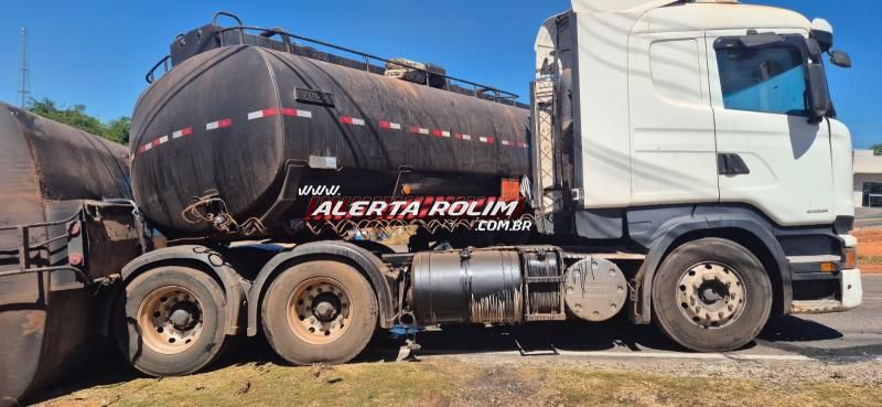 VÍDEO - Caminhão tanque carregado de piche tombou em Nova Brasilândia do Oeste; ninguém se feriu VÍDEO - Caminhão tanque carregado de piche tombou em Nova Brasilândia do Oeste; ninguém se feriu
