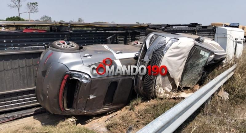Caminhão cegonha tombou na entrada do anel viário em Ji-Paraná Caminhão cegonha tombou na entrada do anel viário em Ji-Paraná