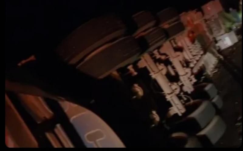 Carreta carregada de gado tomba na Serra da Onça, e mobiliza Bombeiros na BR-429, em São Miguel do Guaporé Carreta carregada de gado tomba na Serra da Onça, e mobiliza Bombeiros na BR-429, em São Miguel do Guaporé