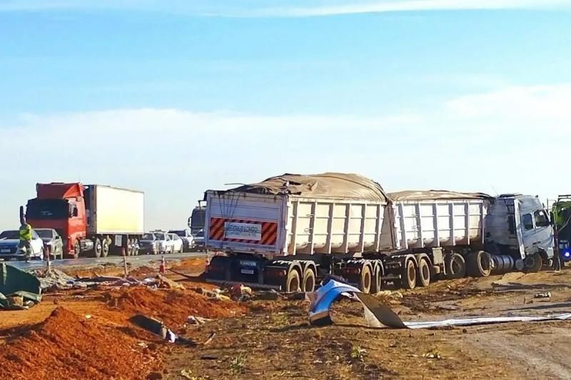 Colisão entre carreta e ônibus interestadual deixa 11 mortos e 46 feridos em Lucas do Rio Verde (MT) Colisão entre carreta e ônibus interestadual deixa 11 mortos e 46 feridos em Lucas do Rio Verde (MT)