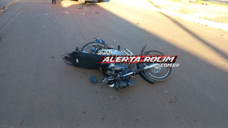VÍDEO - Motociclista e passageiro ficaram feridos após colisão com carreta, em Rolim de Moura VÍDEO - Motociclista e passageiro ficaram feridos após colisão com carreta, em Rolim de Moura