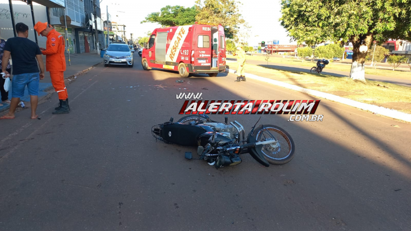 VÍDEO - Motociclista e passageiro ficaram feridos após colisão com carreta, em Rolim de Moura VÍDEO - Motociclista e passageiro ficaram feridos após colisão com carreta, em Rolim de Moura