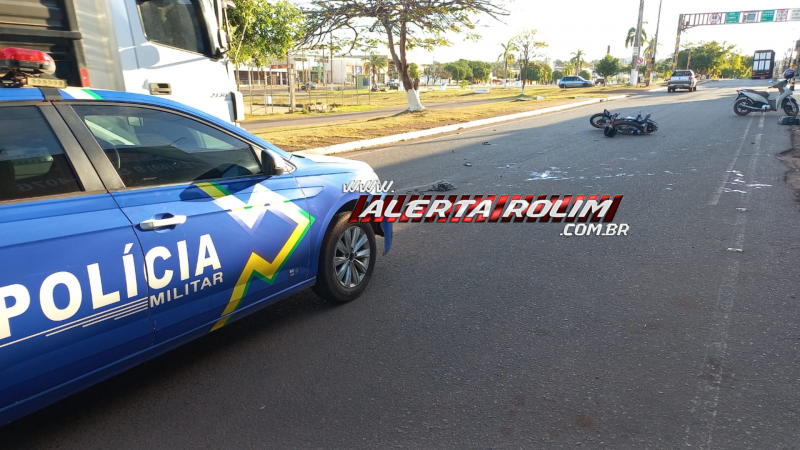 VÍDEO - Motociclista e passageiro ficaram feridos após colisão com carreta, em Rolim de Moura VÍDEO - Motociclista e passageiro ficaram feridos após colisão com carreta, em Rolim de Moura