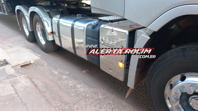 VÍDEO - Motociclista e passageiro ficaram feridos após colisão com carreta, em Rolim de Moura VÍDEO - Motociclista e passageiro ficaram feridos após colisão com carreta, em Rolim de Moura