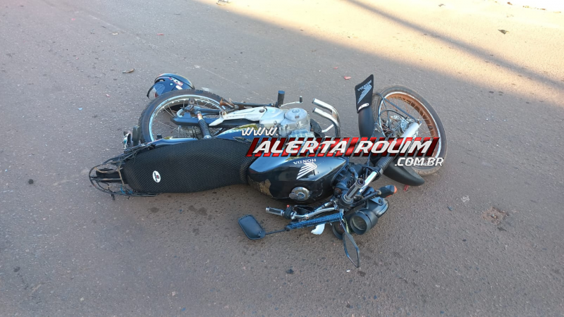VÍDEO - Motociclista e passageiro ficaram feridos após colisão com carreta, em Rolim de Moura VÍDEO - Motociclista e passageiro ficaram feridos após colisão com carreta, em Rolim de Moura