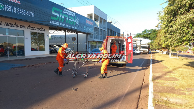 VÍDEO - Motociclista e passageiro ficaram feridos após colisão com carreta, em Rolim de Moura VÍDEO - Motociclista e passageiro ficaram feridos após colisão com carreta, em Rolim de Moura