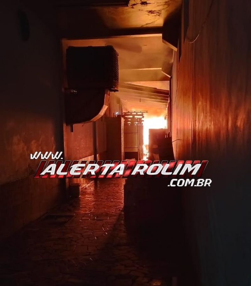 Incêndio atingiu depósito de padaria no Centro de Rolim de Moura durante a madrugada - Vídeo Incêndio atingiu depósito de padaria no Centro de Rolim de Moura durante a madrugada - Vídeo