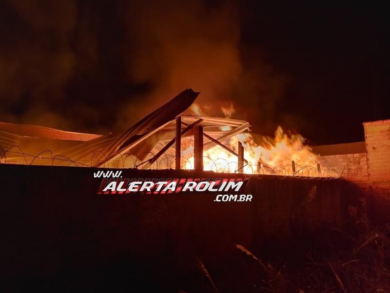 Incêndio atingiu depósito de padaria no Centro de Rolim de Moura durante a madrugada - Vídeo Incêndio atingiu depósito de padaria no Centro de Rolim de Moura durante a madrugada - Vídeo