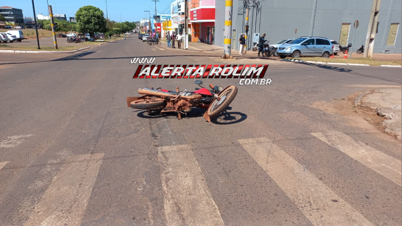 Motociclistas se envolveram em uma colisão, em cruzamento no centro de Rolim de Moura Motociclistas se envolveram em uma colisão, em cruzamento no centro de Rolim de Moura