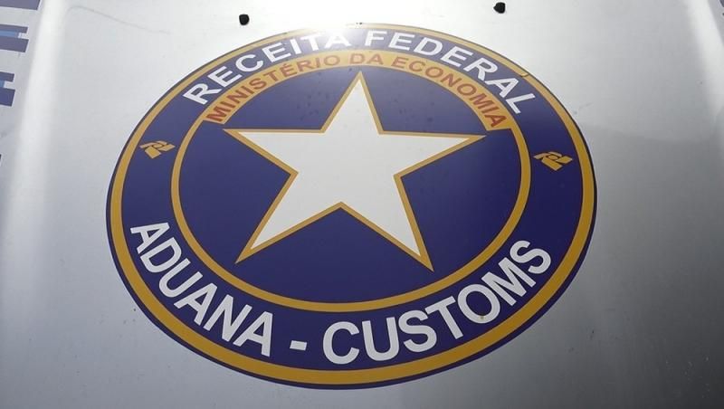 Paraguaios são flagrados com drogas em carro falso da Receita Federal após PRF perceber erro nos adesivos, no PR Paraguaios são flagrados com drogas em carro falso da Receita Federal após PRF perceber erro nos adesivos, no PR