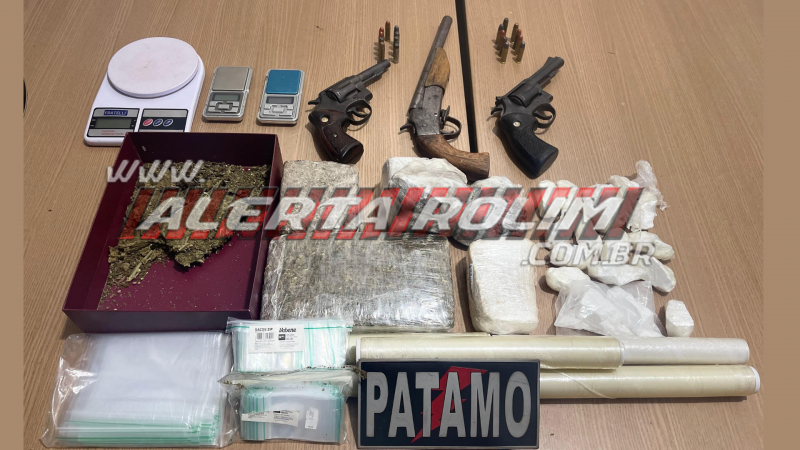 VÍDEO - Acusado de tráfico foi preso pela equipe do PATAMO da PM com drogas, 03 armas de fogo e munições, em Rolim de Moura; atualizada VÍDEO - Acusado de tráfico foi preso pela equipe do PATAMO da PM com drogas, 03 armas de fogo e munições, em Rolim de Moura; atualizada
