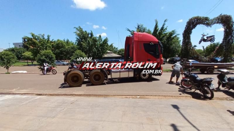 Acidente entre dois caminhões é registrado no centro de Rolim de Moura Acidente entre dois caminhões é registrado no centro de Rolim de Moura