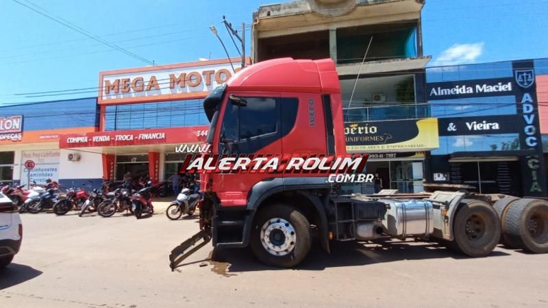 Acidente entre dois caminhões é registrado no centro de Rolim de Moura Acidente entre dois caminhões é registrado no centro de Rolim de Moura