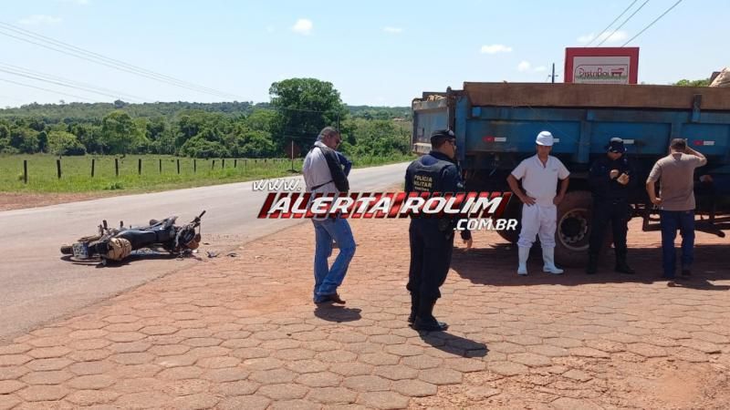 Acidente entre moto e caminhão deixa homem ferido na RO-010, em Rolim de Moura Acidente entre moto e caminhão deixa homem ferido na RO-010, em Rolim de Moura