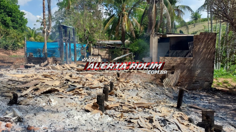 Família perde todos os bens após casa ser destruída por incêndio na zona rural de Nova Brasilândia do Oeste Família perde todos os bens após casa ser destruída por incêndio na zona rural de Nova Brasilândia do Oeste