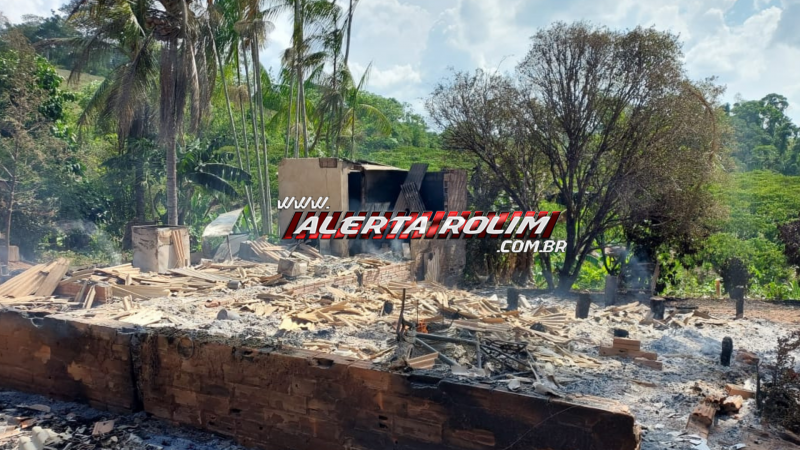 Família perde todos os bens após casa ser destruída por incêndio na zona rural de Nova Brasilândia do Oeste Família perde todos os bens após casa ser destruída por incêndio na zona rural de Nova Brasilândia do Oeste