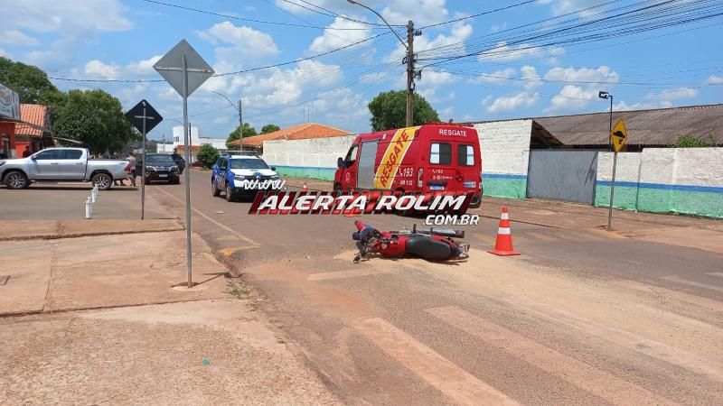 Motociclista colidiu em porta de camioneta após passageira abrir para desembarcar, em Rolim de Moura Motociclista colidiu em porta de camioneta após passageira abrir para desembarcar, em Rolim de Moura