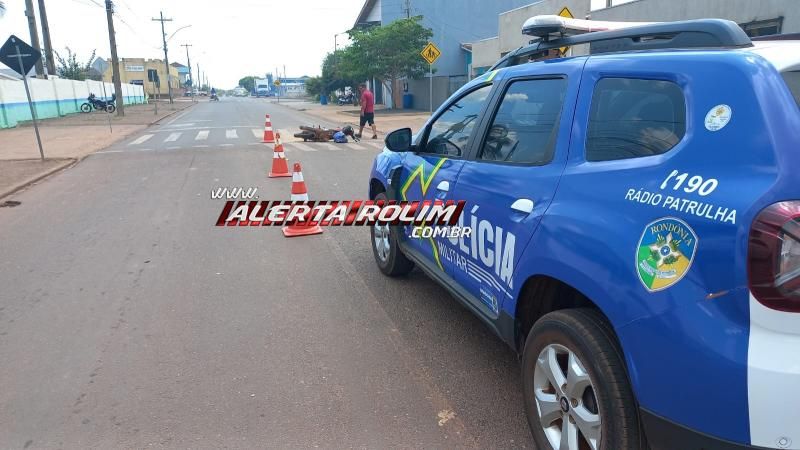 Motociclista colidiu em porta de camioneta após passageira abrir para desembarcar, em Rolim de Moura Motociclista colidiu em porta de camioneta após passageira abrir para desembarcar, em Rolim de Moura