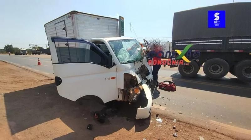 Rodas de carreta se soltam e atingem cabine de caminhão na BR-364 em Pimenta Bueno Rodas de carreta se soltam e atingem cabine de caminhão na BR-364 em Pimenta Bueno