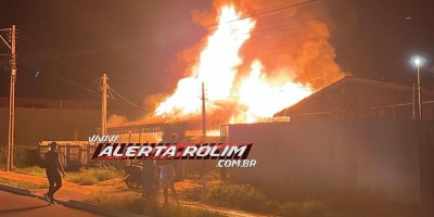 Incêndio atingiu residência no bairro Olímpico em Rolim de Moura - Veja o vídeo Incêndio atingiu residência no bairro Olímpico em Rolim de Moura - Veja o vídeo