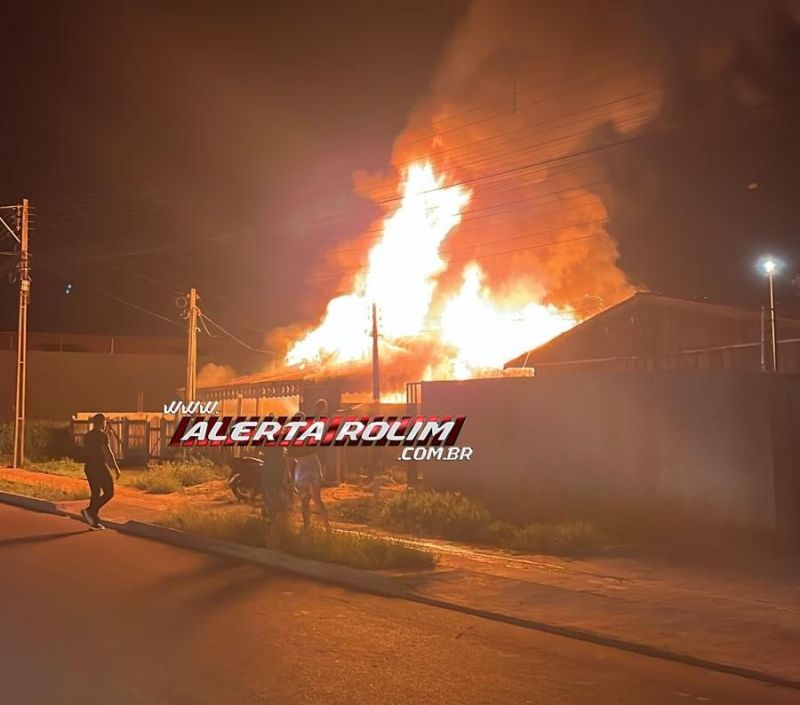 Incêndio atingiu residência no bairro Olímpico em Rolim de Moura - Veja o vídeo Incêndio atingiu residência no bairro Olímpico em Rolim de Moura - Veja o vídeo