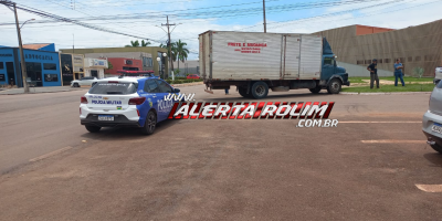 Acidente entre caminhão-baú e caminhonete é registrado no centro de Rolim de Moura Acidente entre caminhão-baú e caminhonete é registrado no centro de Rolim de Moura