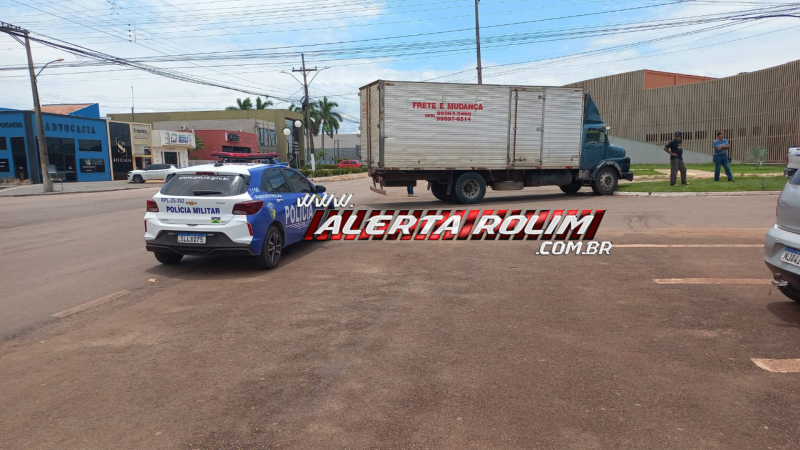Acidente entre caminhão-baú e caminhonete é registrado no centro de Rolim de Moura Acidente entre caminhão-baú e caminhonete é registrado no centro de Rolim de Moura
