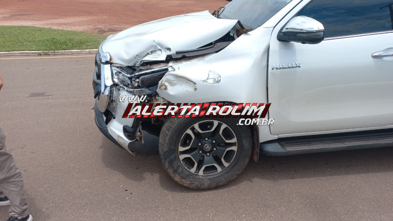 Acidente entre caminhão-baú e caminhonete é registrado no centro de Rolim de Moura Acidente entre caminhão-baú e caminhonete é registrado no centro de Rolim de Moura