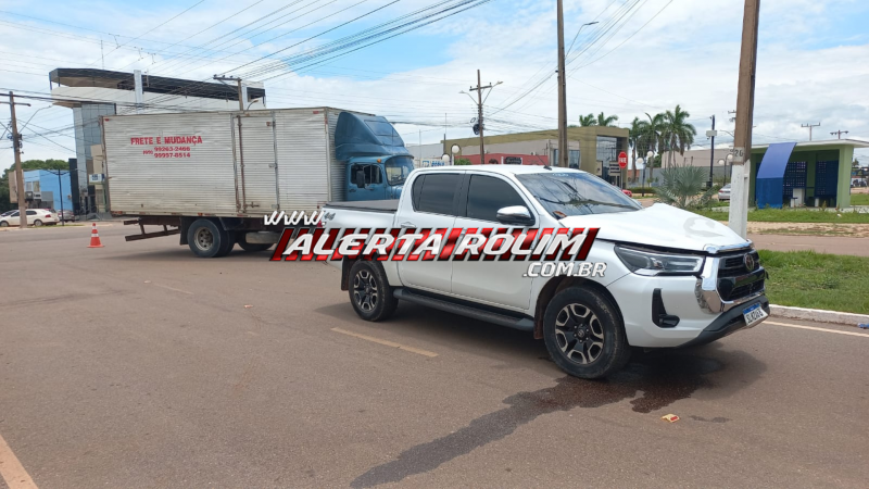 Acidente entre caminhão-baú e caminhonete é registrado no centro de Rolim de Moura Acidente entre caminhão-baú e caminhonete é registrado no centro de Rolim de Moura
