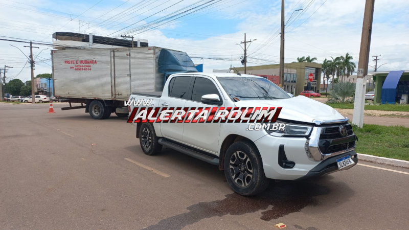 Acidente entre caminhão-baú e caminhonete é registrado no centro de Rolim de Moura Acidente entre caminhão-baú e caminhonete é registrado no centro de Rolim de Moura
